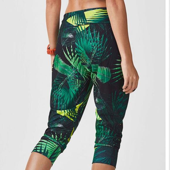 Fabletics Yogi Capri Green Tropical Rainforest Print Yoga Leggings Sz M - Picture 2 of 15